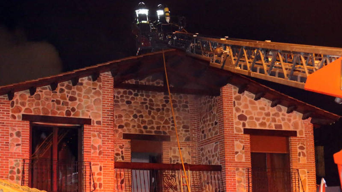 Dos momentos del incendio que tuvo lugar anoche en San Andrés.