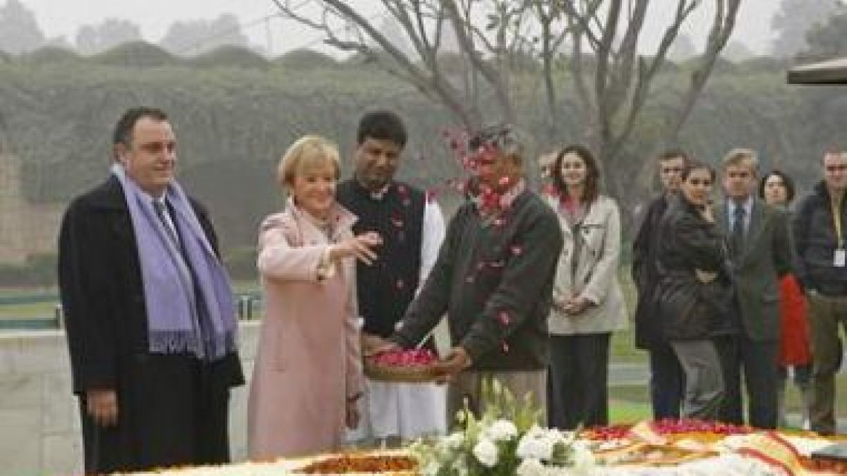 De la Vega realizó una ofrenda floral en el mausoleo de Mahatma Gandhi en el inicio de su visita a I