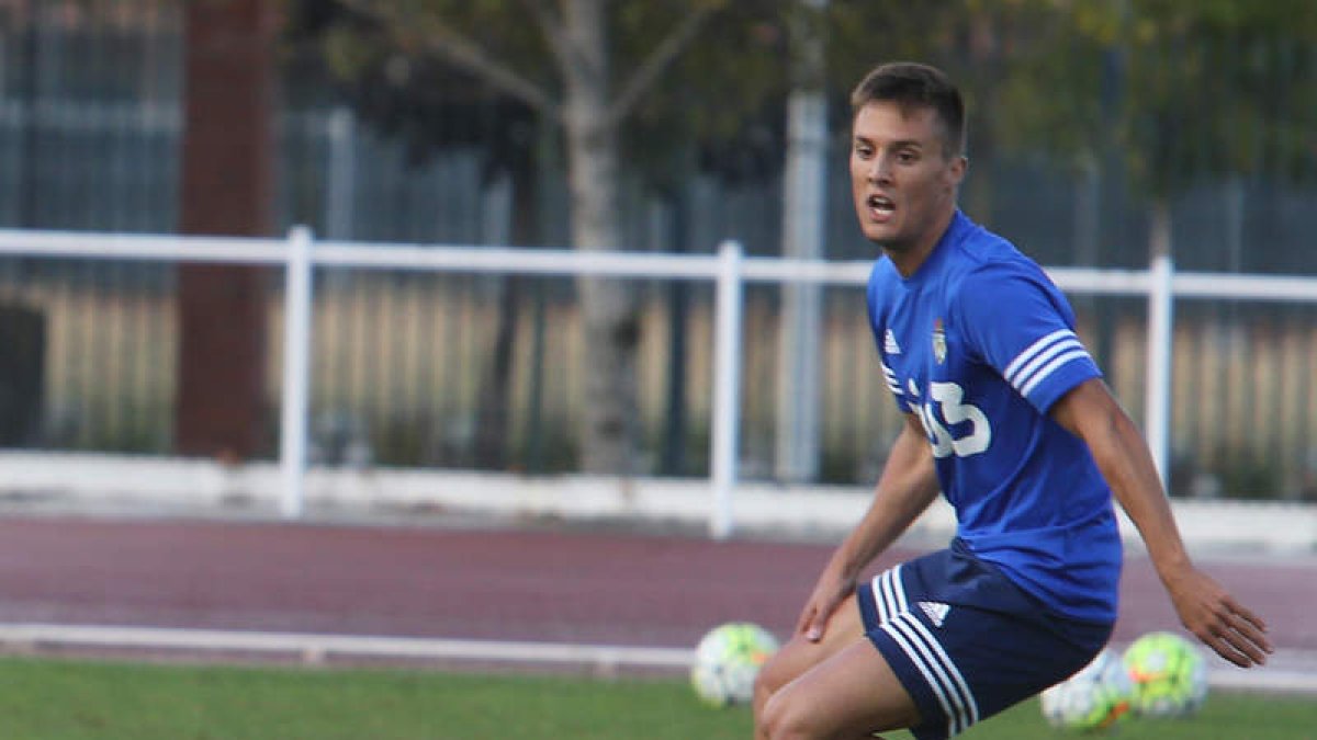 Adán Gurdiel durante un entrenamiento con la Ponferradina. L. DE LA MATA