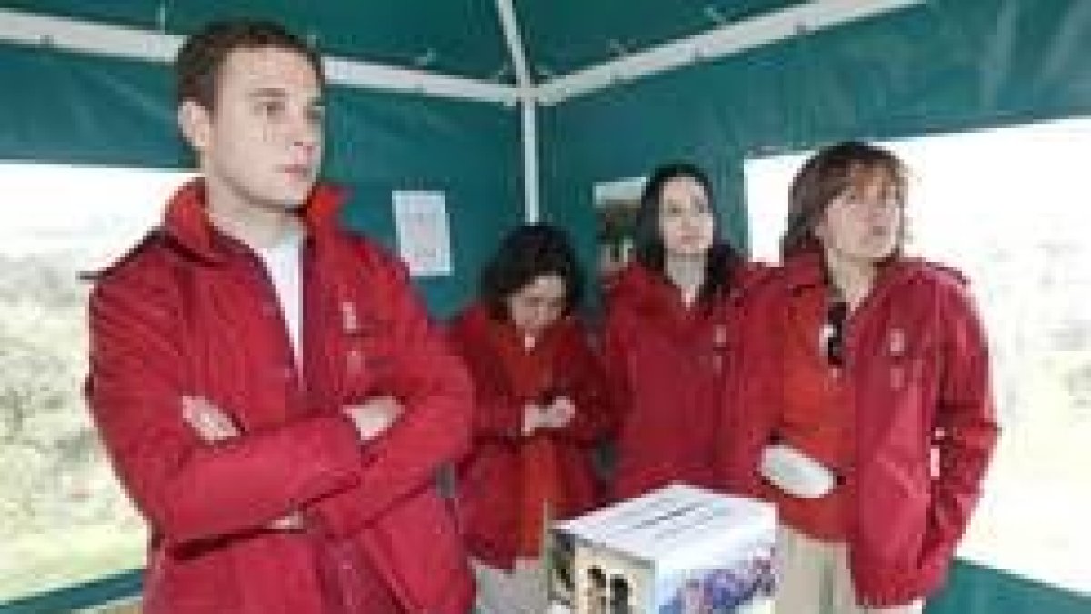 Los cuatros guías turísticos en la carpa del aula arqueológica, ayer