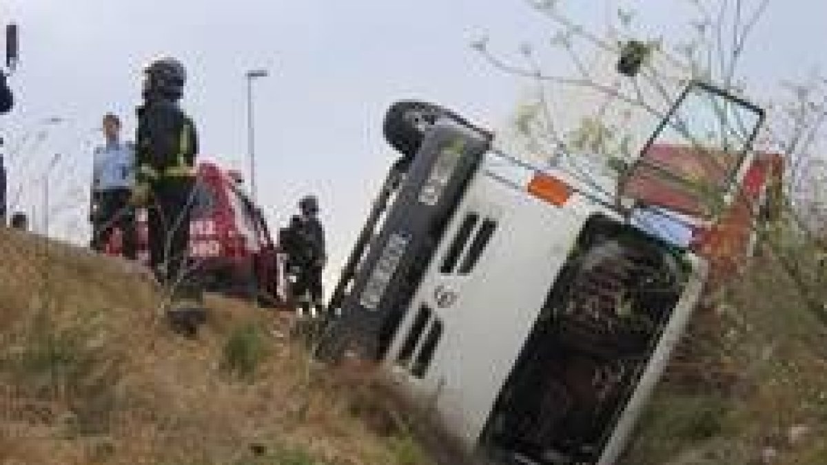 Estado en que quedó el camión tras salirse de la vía y volcar