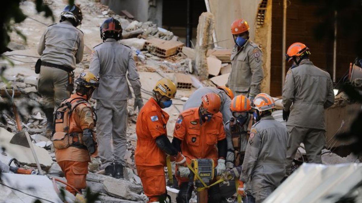 Trabajos de rescate en los edificios derrumbados en Río de Janeiro.