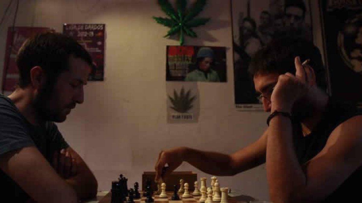 Partida de ajedrez entre dos miembros de la asociación Plantarte, uno de los primeros clubes cannábicos de León.