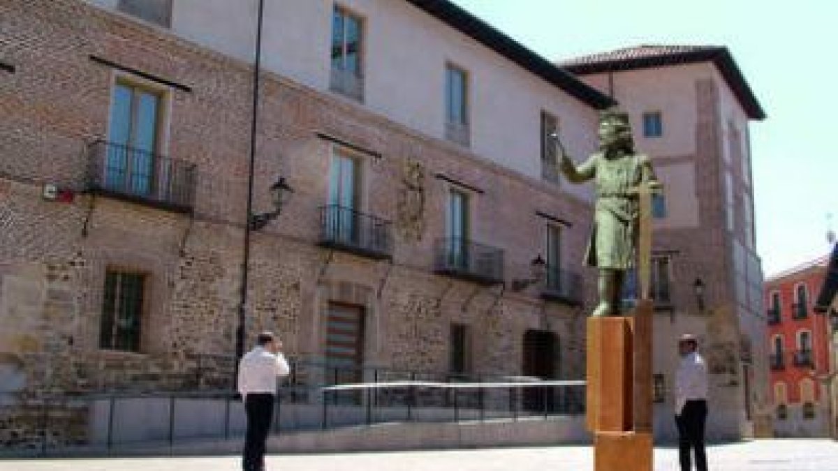 Recreación virtual de cómo quedaría la futura estatua de Alfonso VI en la plaza de Don Gutierre.