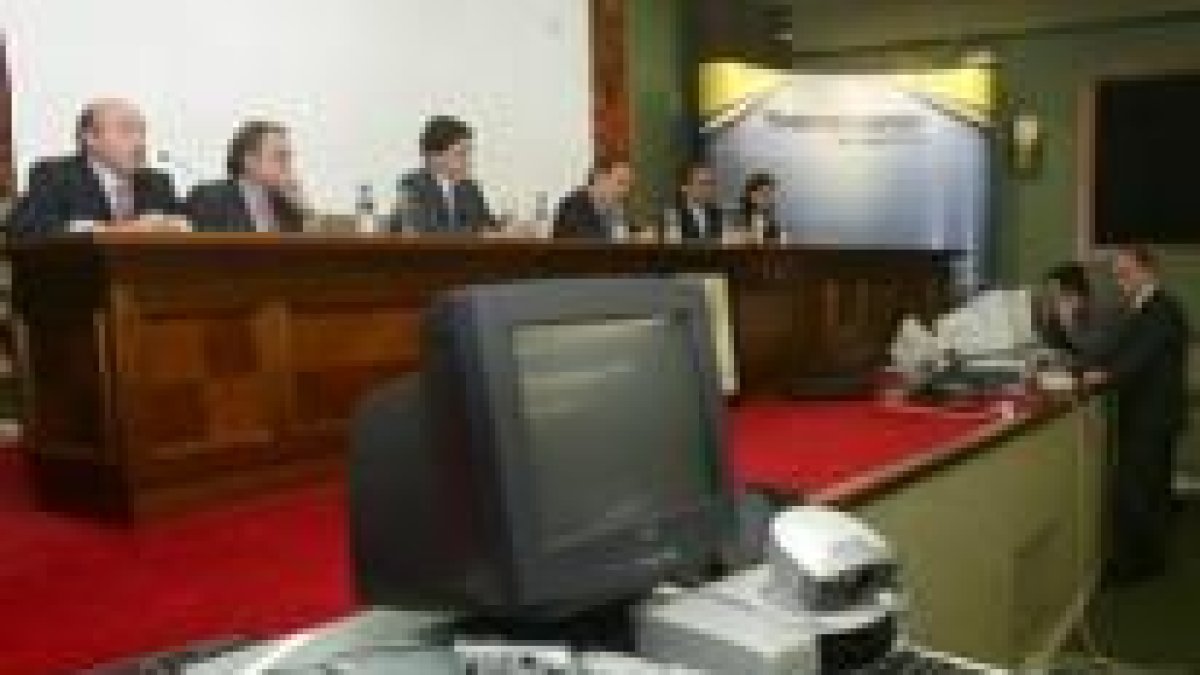 Representantes de los procuradores y de la Justicia durante la presentación ayer de LexNet para León