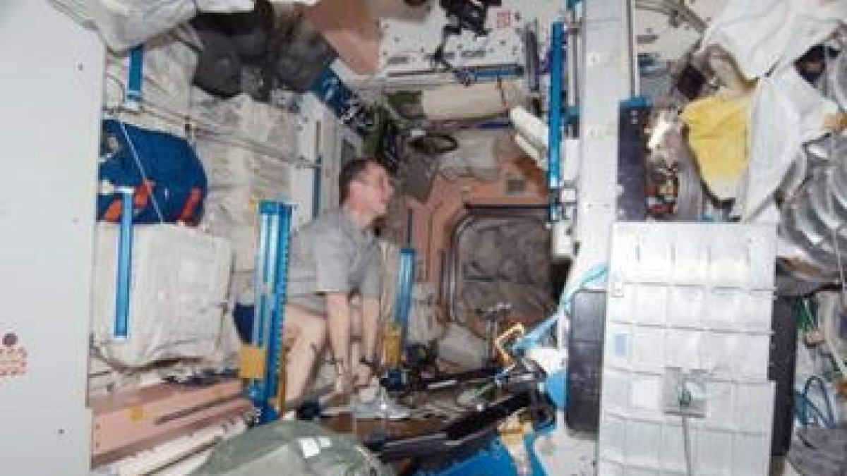 El astronauta de la Nasa T.J. Creamer, ejercitándose en la unidad nodal de la estación espacial.