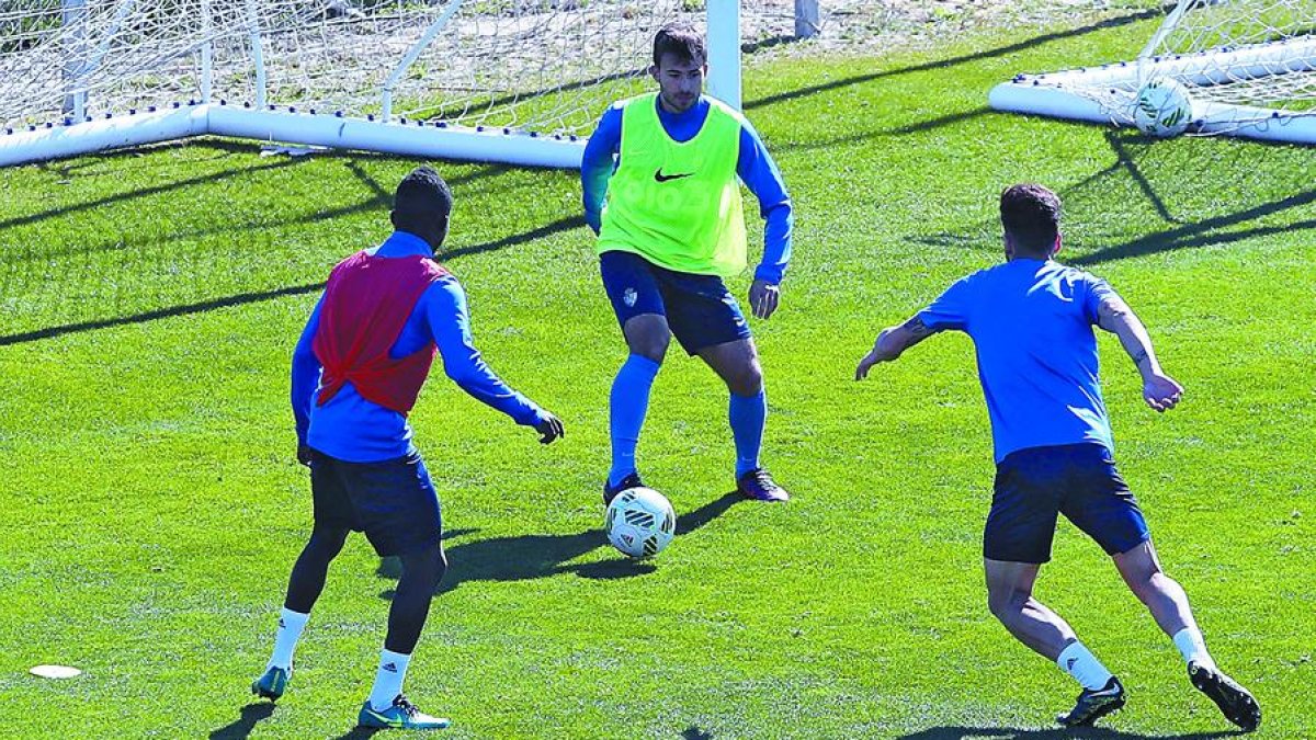Javi García, debutante en el partido de El Sardinero, entrenando aner con el primer equipo de la Deportiva.