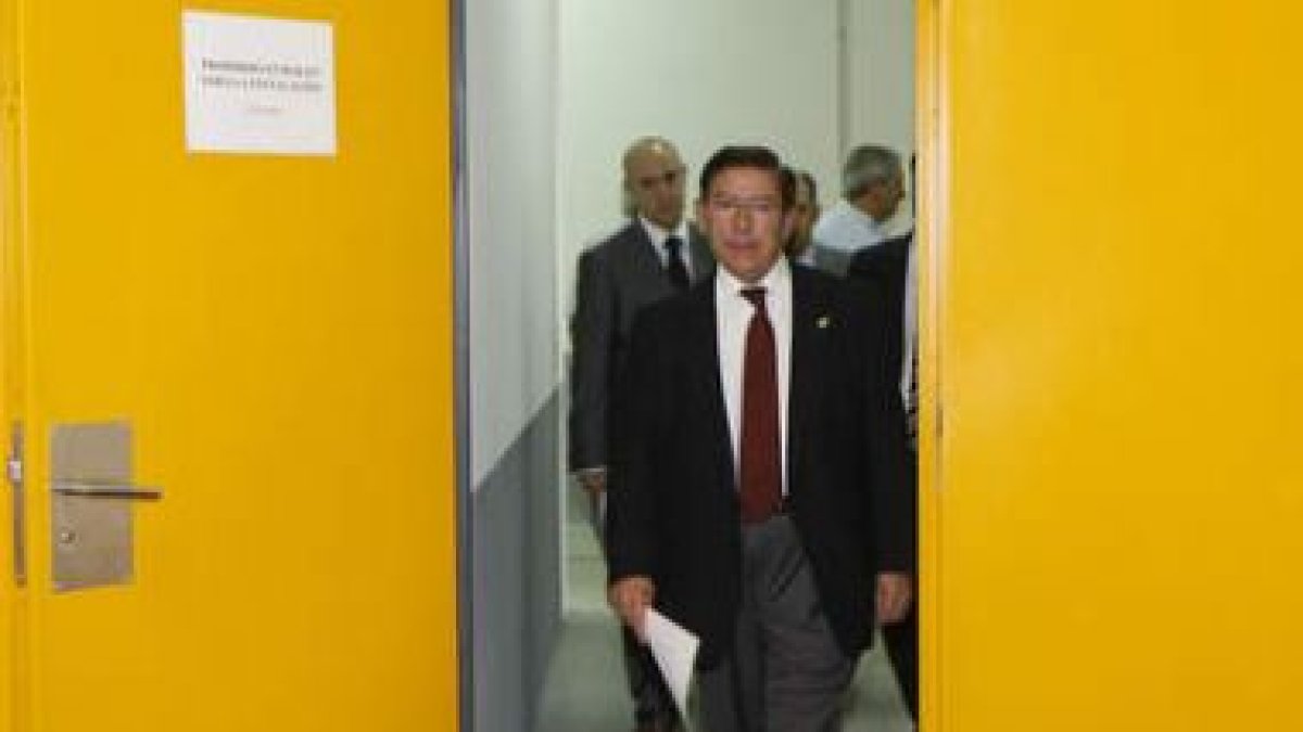 Domingo Cueto a la salida de una reunión del consejo de adminitración en los bajos del estadio.