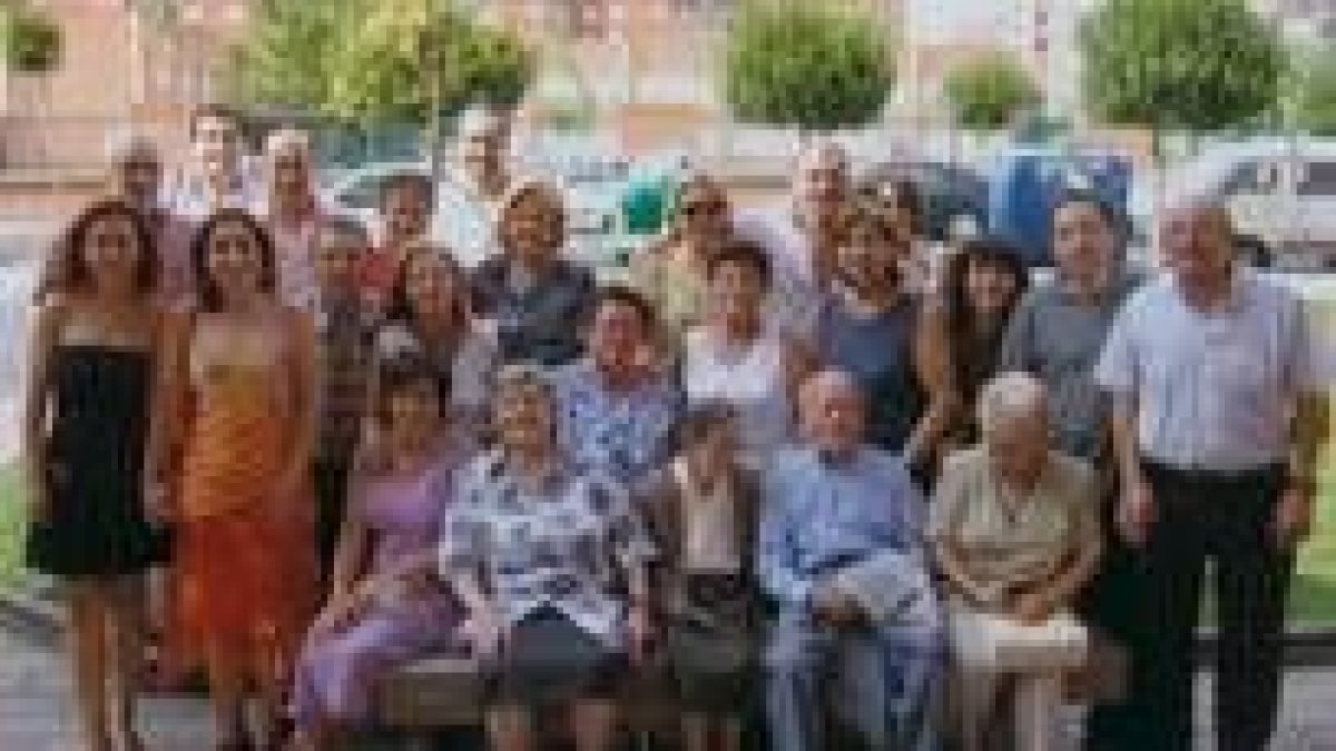 La homenajeada, María de la Fuente García, junto a su numerosa familia