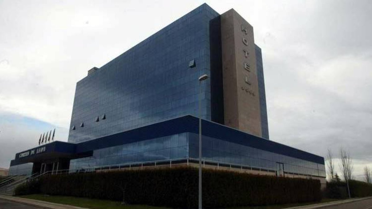 El hotel Cortes de León abrió sus puertas en 1995, y es gestionado por el grupo burgalés desde el 2003.