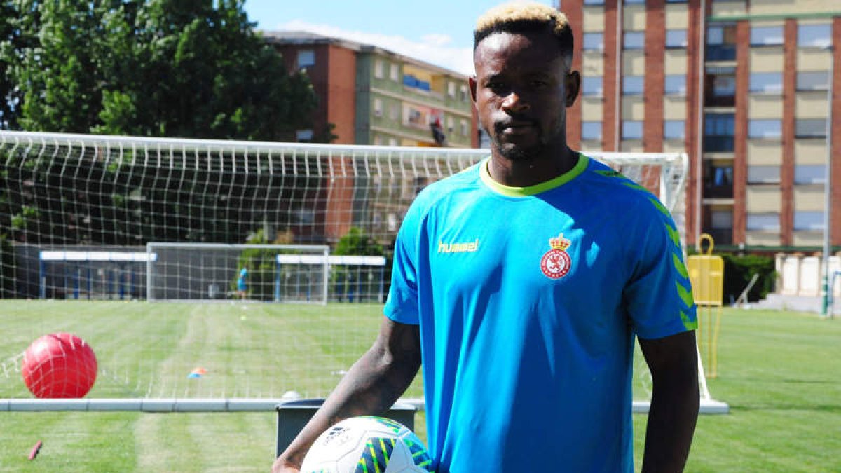 Mngadi, jugador sudafricano, entrenó ayer por primera vez con la Cultural. JAVIER SUÁREZ-QUIÑONES
