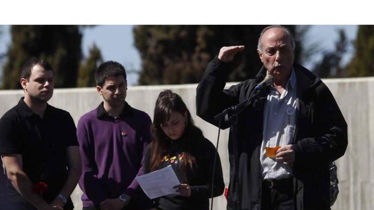 Paco Frutos, en un momento de los actos celebrados ayer en el cementerio.