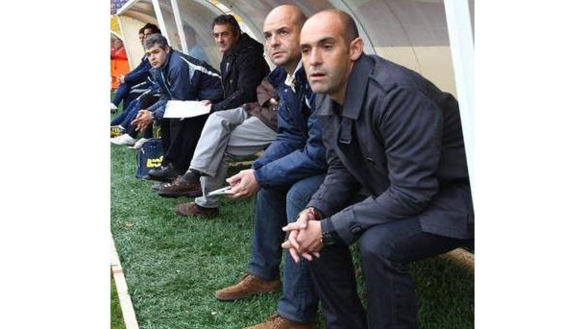 Monteagudo, sentado en el banquillo en un partido.