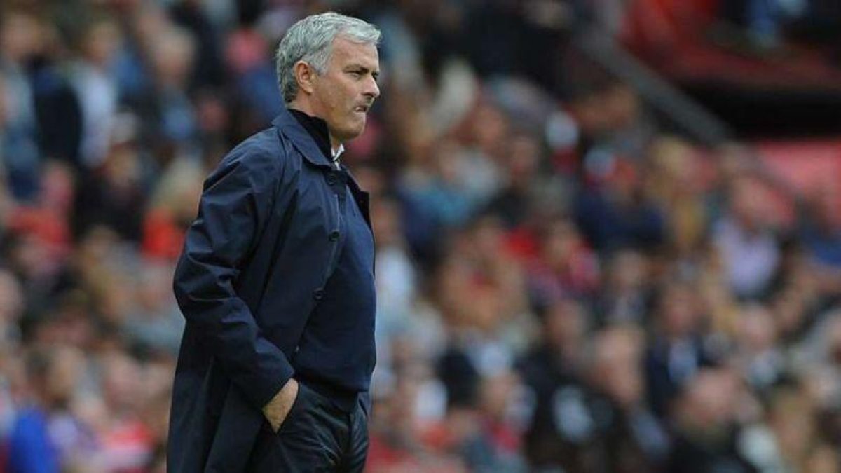 Jose Mourinho, en la banda en un partido del Manchester United