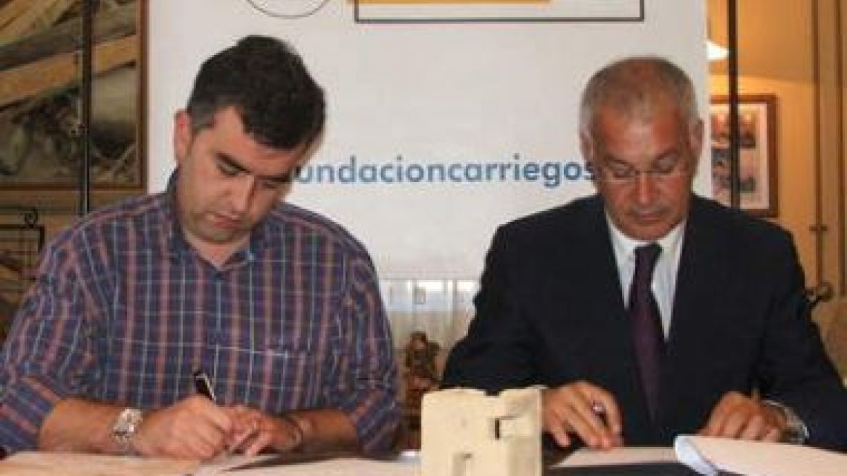 Pablo Álvarez y José María Abril, en el momento de la firma.