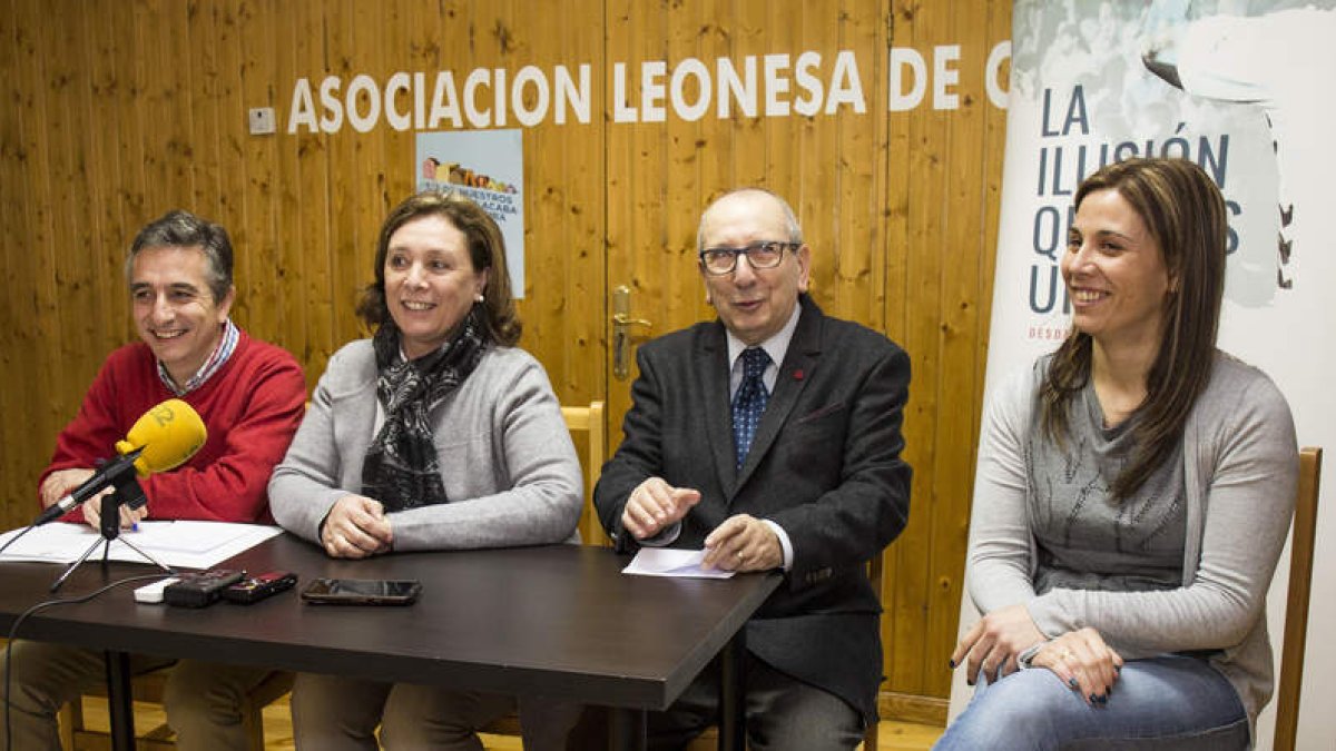 Juan Luis Díez, Aurora Baza y Félix Llorente, ayer en la Asociación Leonesa de Caridad. FERNANDO OTERO PERANDONES