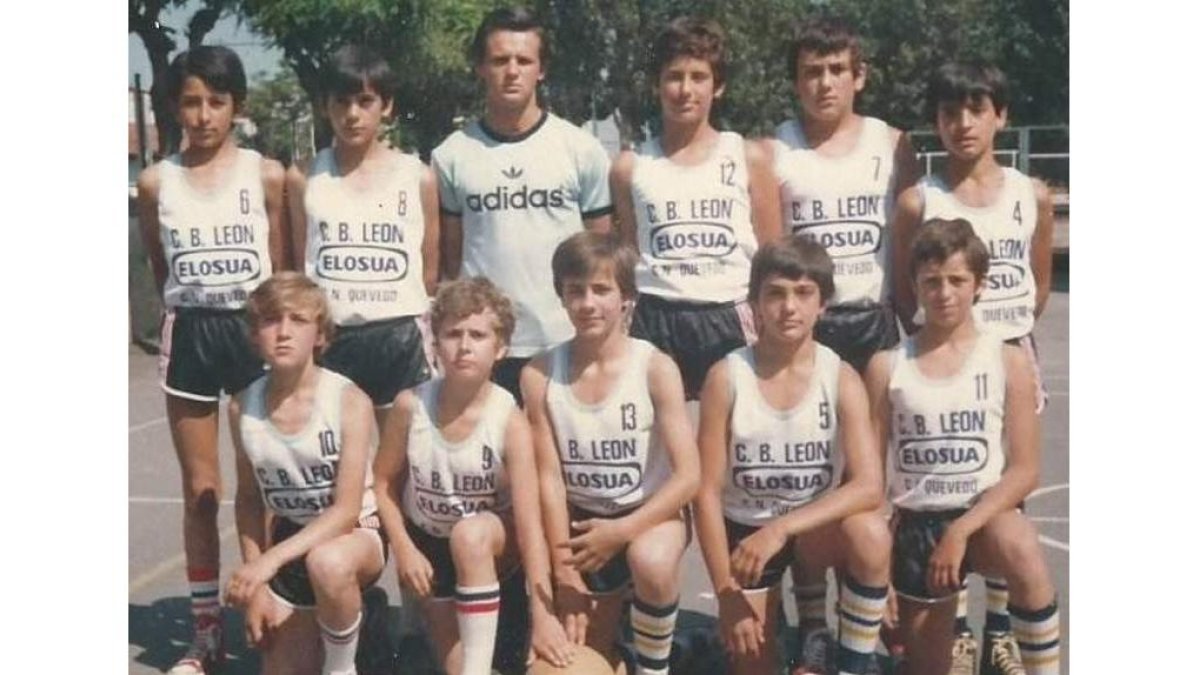 Jesús Gabela, con el colegio Quevedo, en la tercera edición del torneo del Colegio Leonés de minibasket.