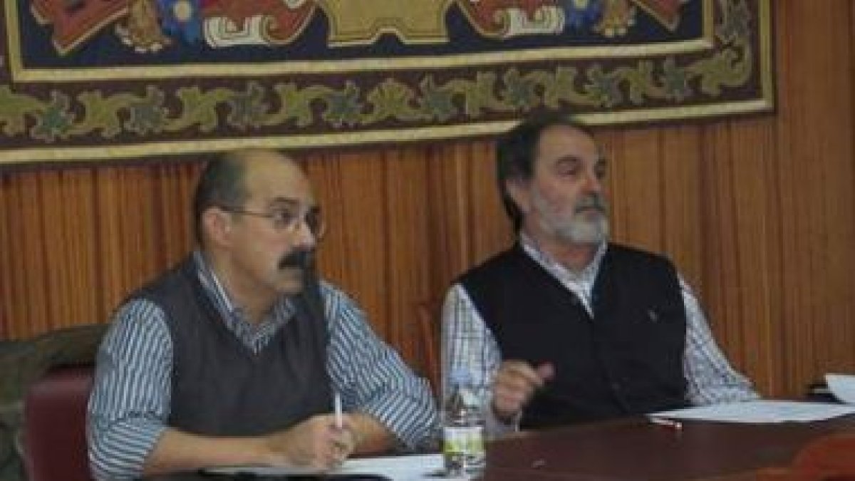 Los concejales Miguel Ángel Gutiérrez y Guillermo Hernández, en la sesión plenaria.