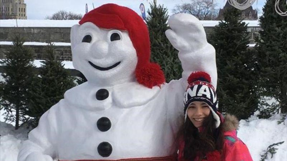 Julieta Gràcia, junto a un muñeco de Carnaval, en la ciudad de Quebec.