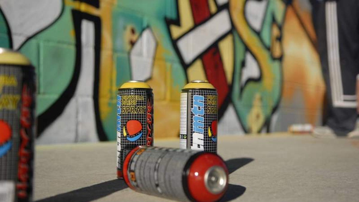 Imagen de botes de spray en una competición de grafiti. JAVIER QUINTANA