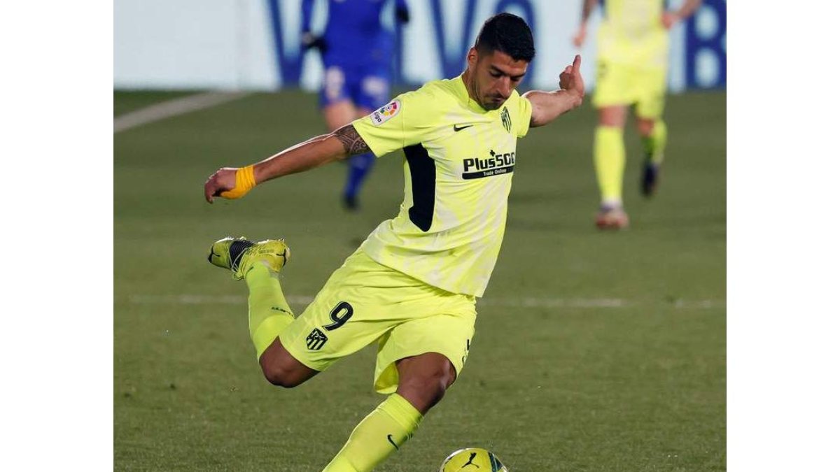 Luis Suárez envió un balón a la madera. BALLESTEROS