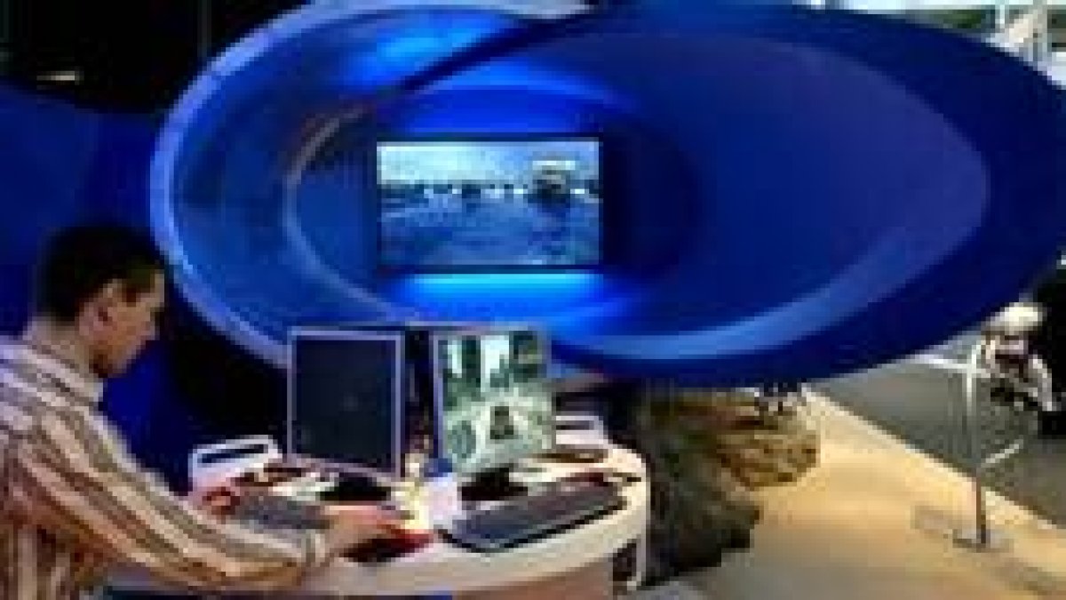Un visitante prueba uno de los ordenadores en la feria CeBIT