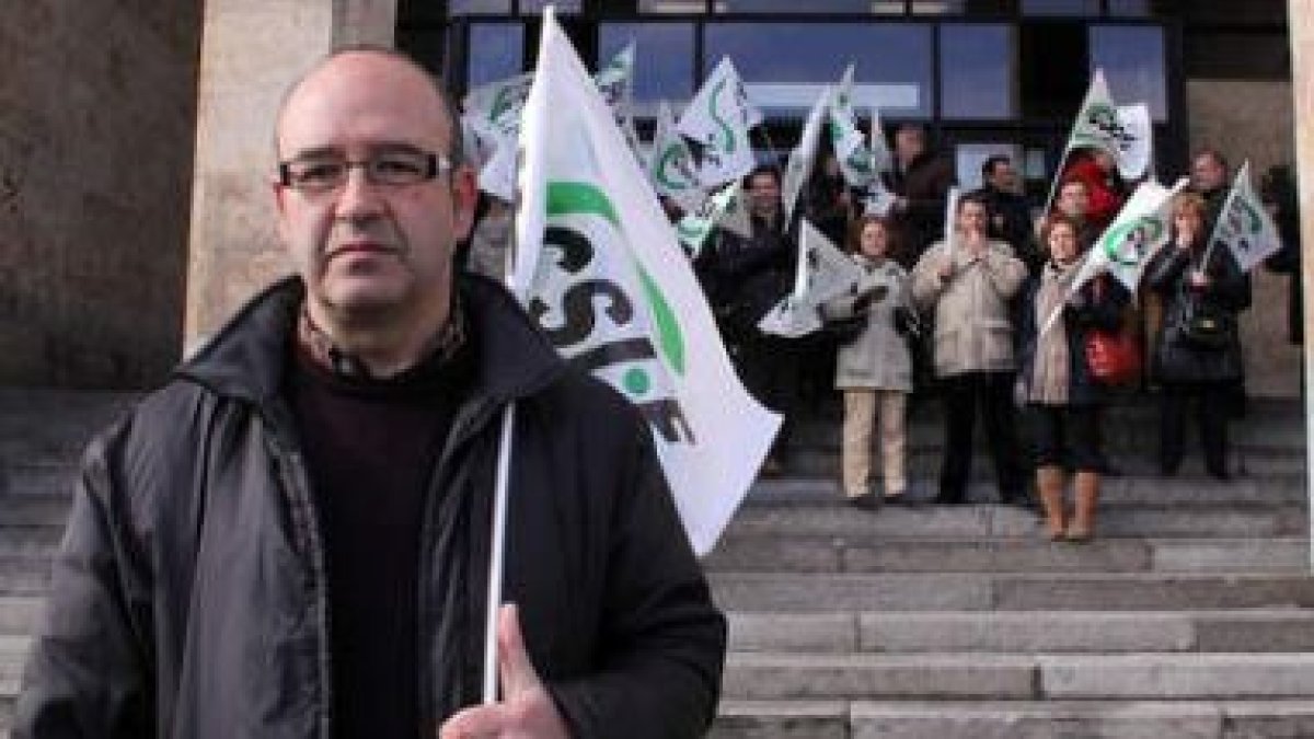 Fabricio Gómez, delante de los trabajadores que se concentraron en los juzgados.
