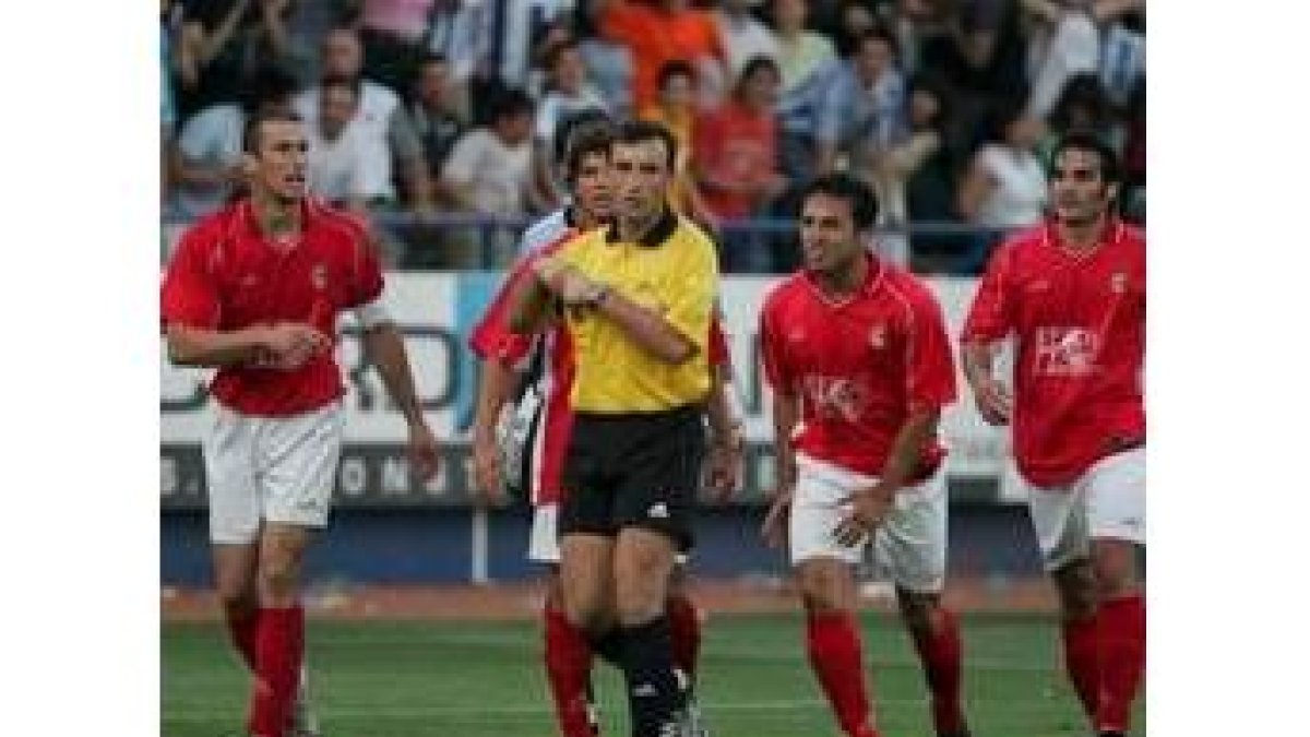 Teixeira no dudó a la hora de señalar el penalti y amonestar al portero