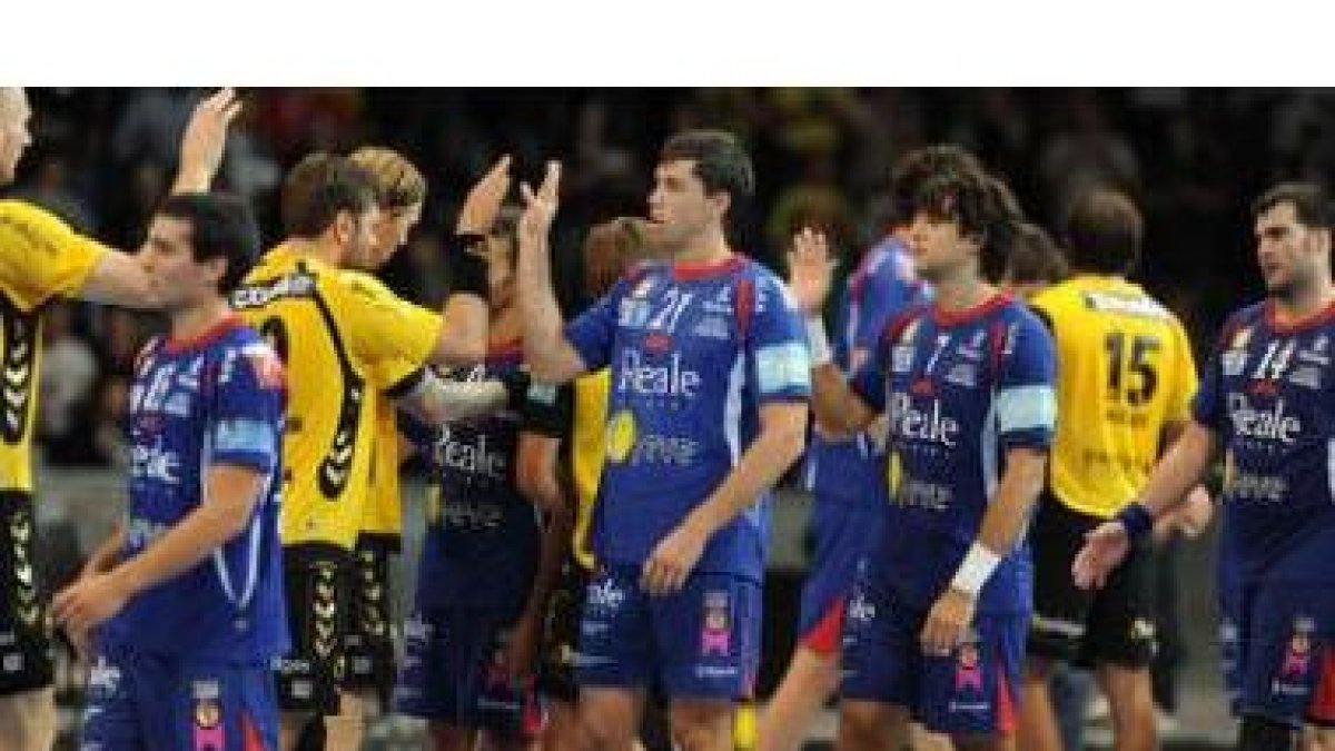 Los jugadores ademaristas saludan a los alemanes al final y se despiden de la Champions