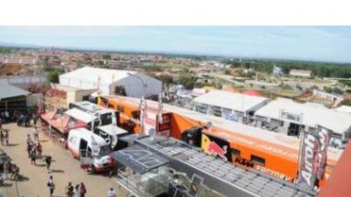 El paddock de La Salgada multiplicó por tres sus dimensiones para albergar a pilotos y equipos.
