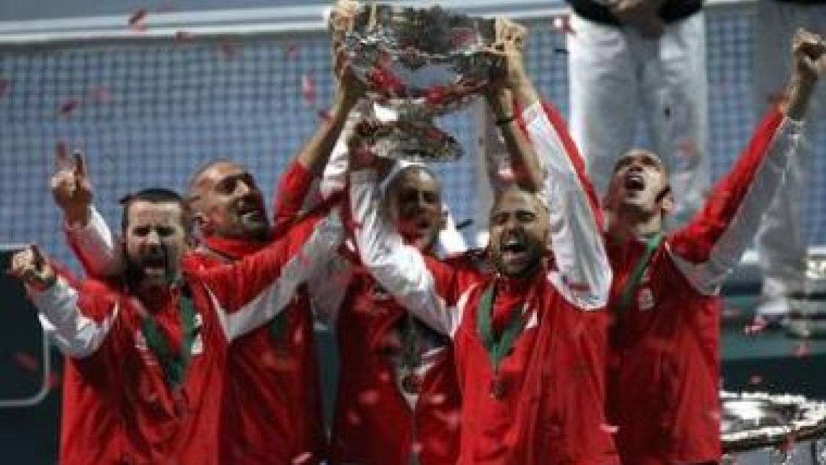 Los integrantes del equipo serbio celebran su victoria sobre Francia en la final de la Copa Davis