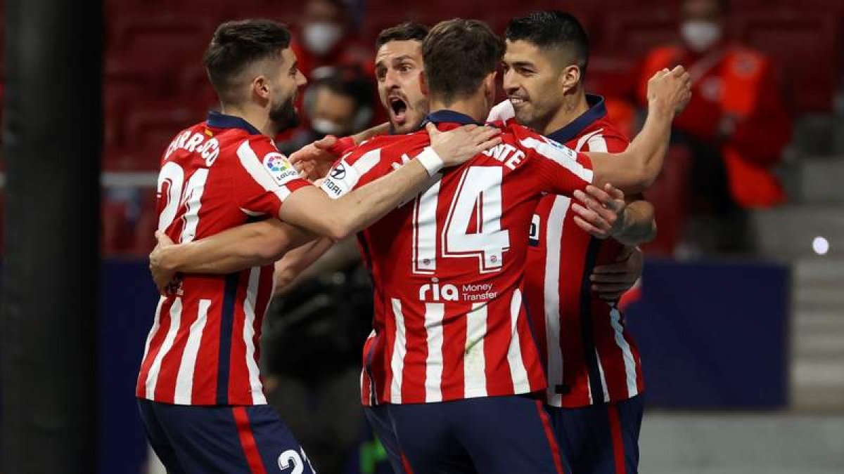 Luis Suárez celebra el segundo gol del Atlético que sirvió para remontar el partido. JUANJO MARTÍN