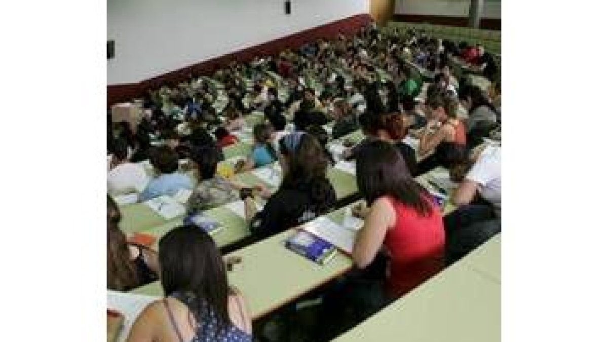 Alumnos de Bachillerato realizan pruebas de Selectividad en la ULE