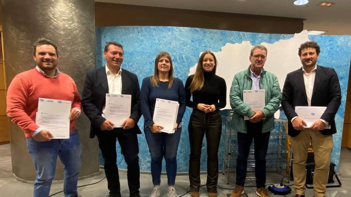 Algunos de los candidatos del PP recogieron su documentación para elaborar las listas electorales. DL