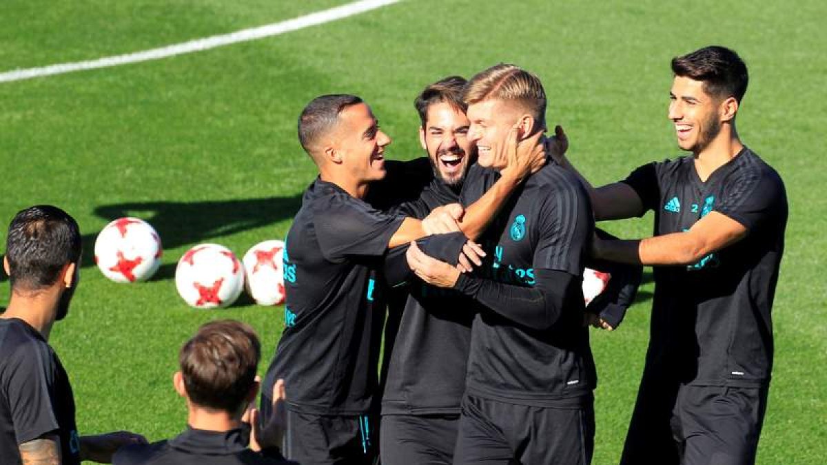 Isco, Lucas Vázquez, Kroos y Asensio, entre otros, durante el entrenamiento de ayer en Valdebebas. V. L.