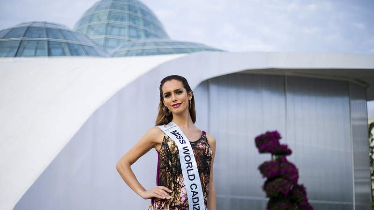 Ángela Ponce, actual Miss Cádiz, luchó por colocarse la corona de Miss World Spain 2015