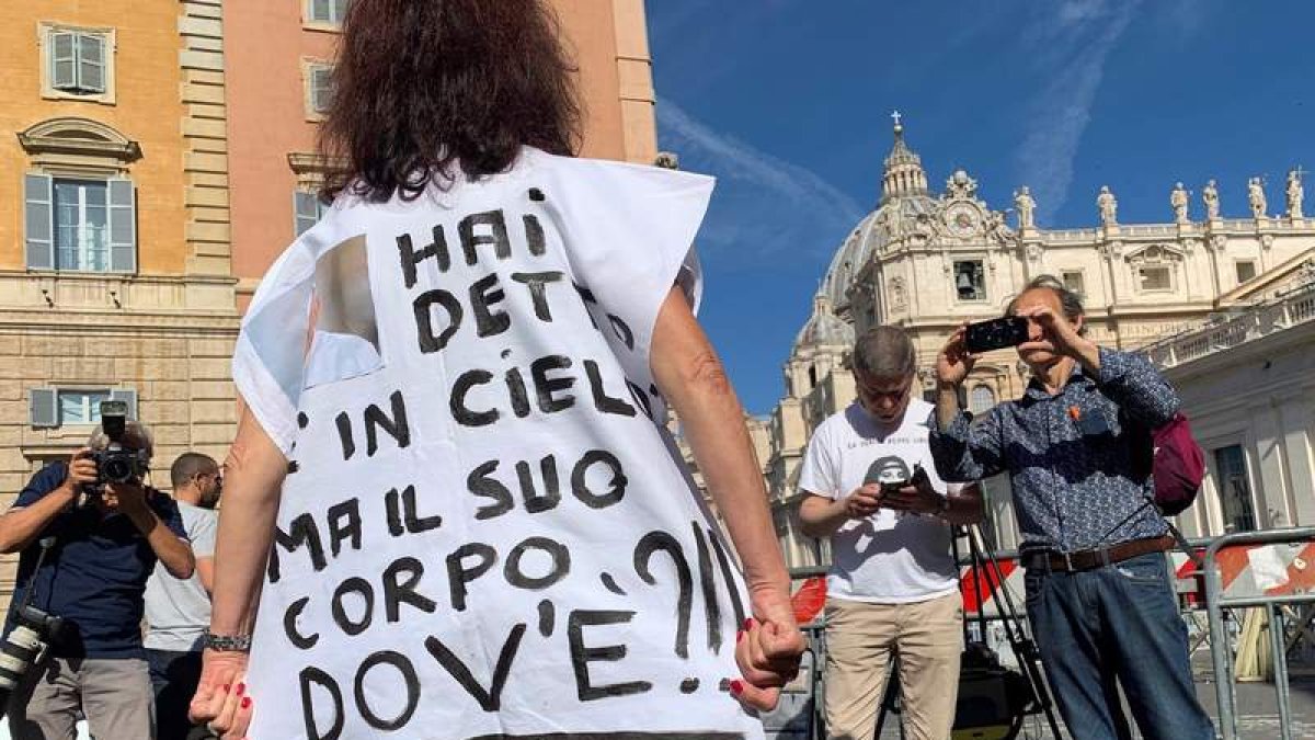 Una mujer se manifiesta junto al Vaticano. CRISTINA CABREJAS