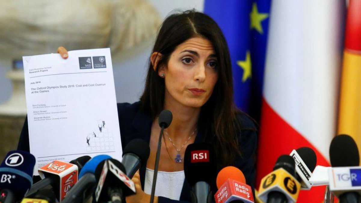 La alcaldesa de Roma, Virginia Raggi, durante una rueda de prensa.