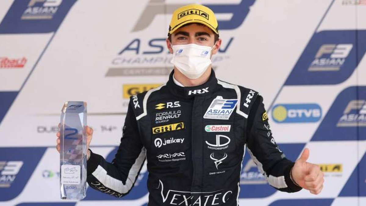 David Vidales con el trofeo que le acredita como segundo clasificado en la carrera de la Fórmula 3 Asiática en Dubai. F3A