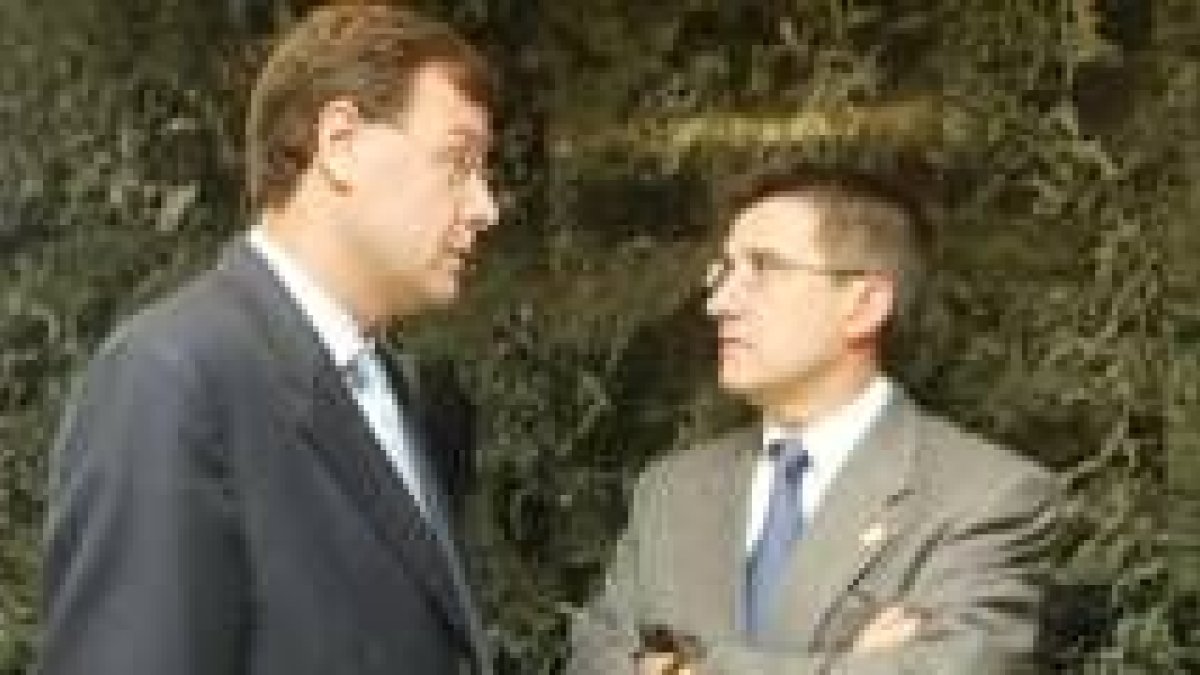 Antonio Silván, a la izquierda de la imagen, visitó a Francisco Fernández en el Ayuntamiento de León
