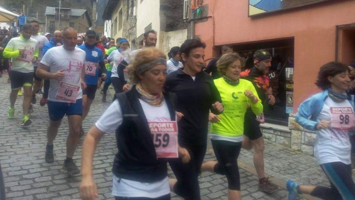 Un momento de la prueba, organizada para colaborar con Cruz Roja. V.A.