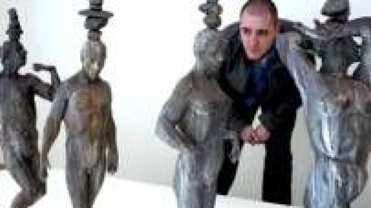 Un visitante observa una serie de esculturas del artista canario Juan Bordes