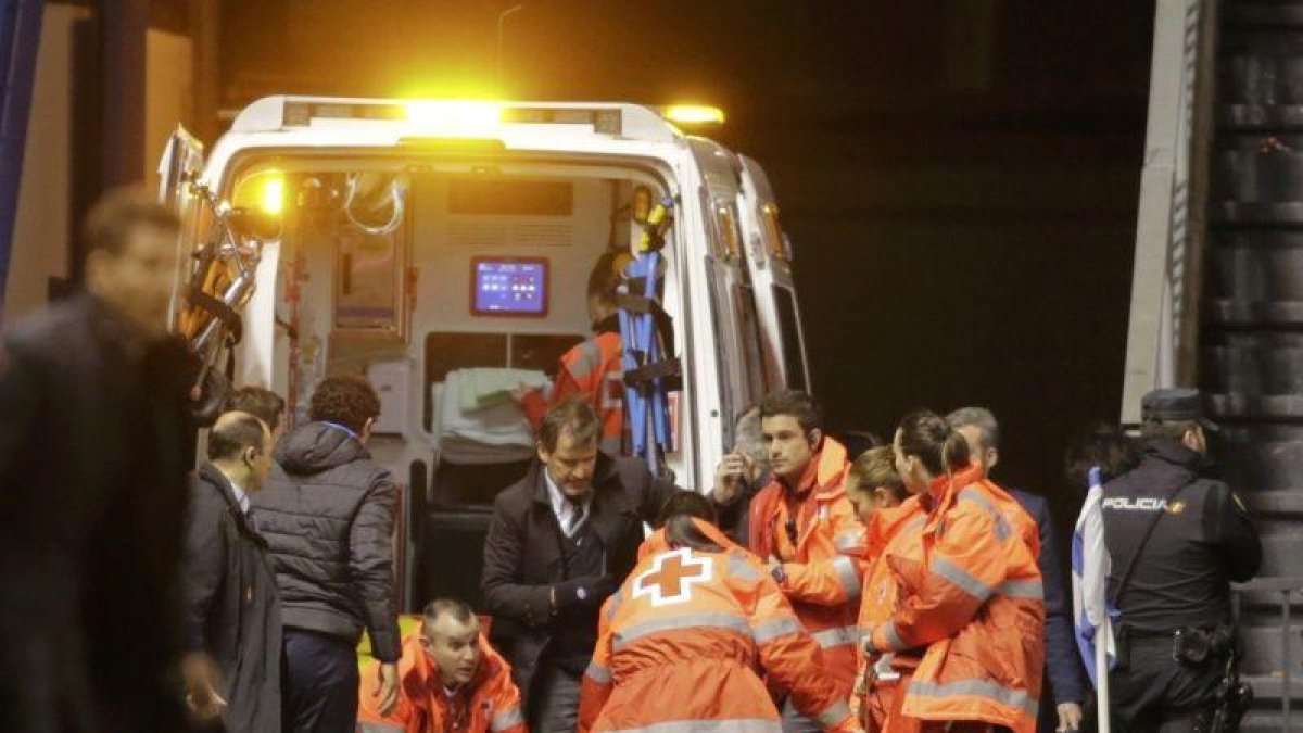 Fernando Torres sale en ambulancia de Riazor.