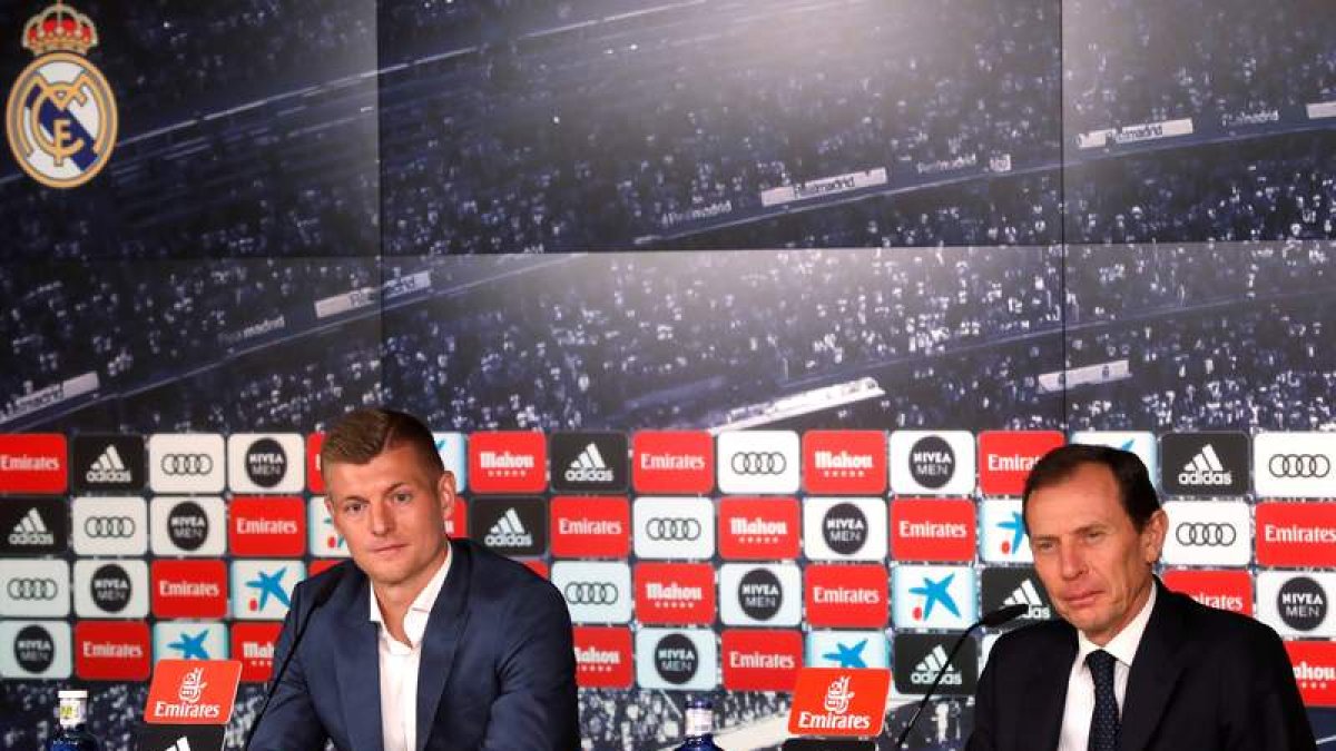 Kroos junto a Butragueño en la rueda de prensa en la que se anunciaba la ampliación de su contrato. LIZÓN