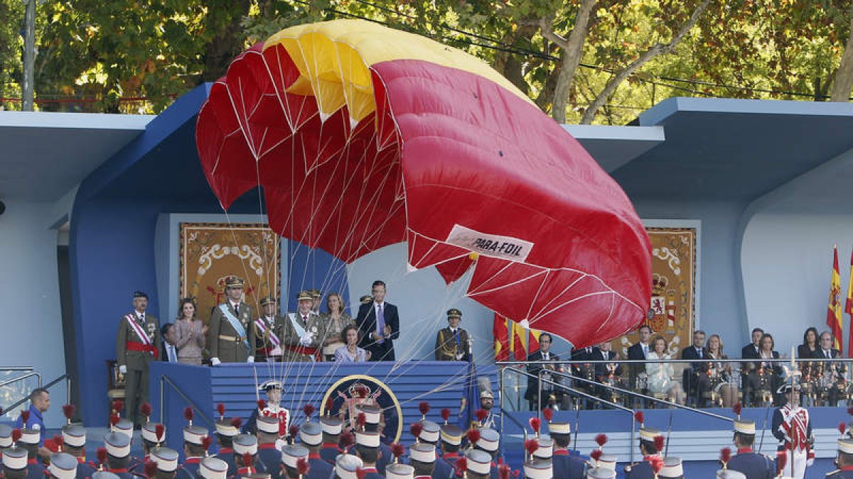 Un paracaidista, ante el palco de autoridades del desfile militar de la Fiesta Nacional.