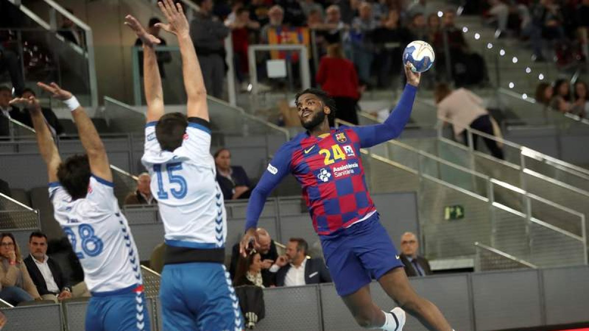 Dika Mem, en una acción ante el jugador del Granollers Drasko Nenadic.