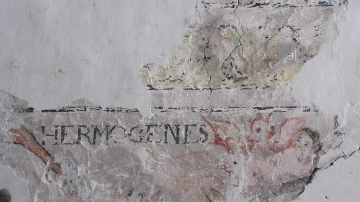 La palabra ‘Hermógenes’ con un demonio y dos caras; lateral del retablo donde se aprecian más pinturas; y debajo el retablo y dos flechas señalizando el lugar donde hay frescos y el exterior de la iglesia de Chana de Somoza, coronada por una c