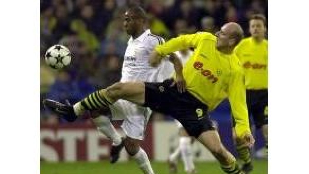 Conceiçao es obstaculizado por Jan Koller en su intento por controlar el balón