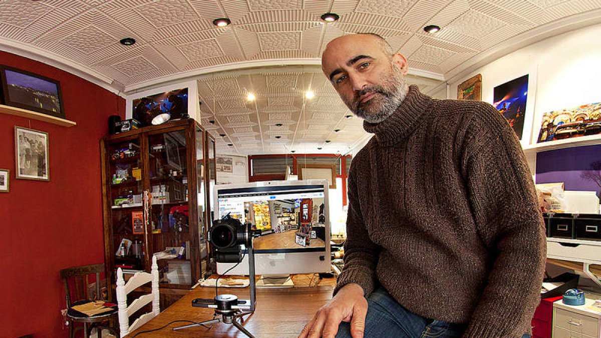 Daniel Martín, en su estudio de la calle Cervantes en la capital leonesa.