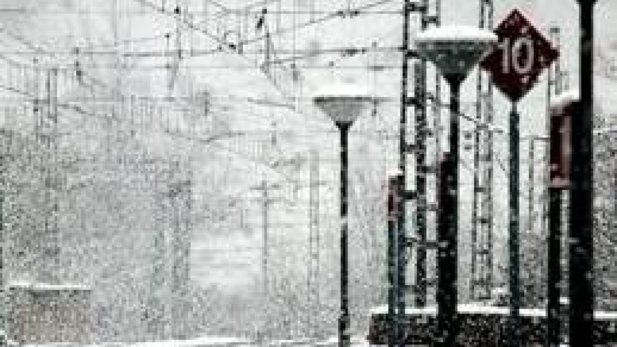 La estación de la localidad asturiana de Puente de los Fierros, cubierta por la nieve